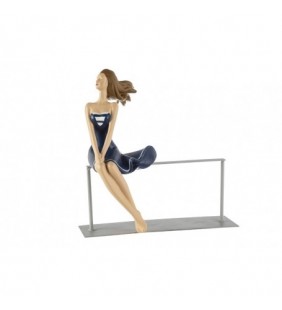 Figura jovencita sentada